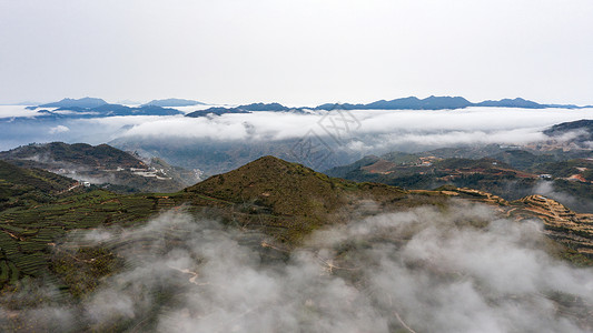 云雾环绕的山峰背景图片