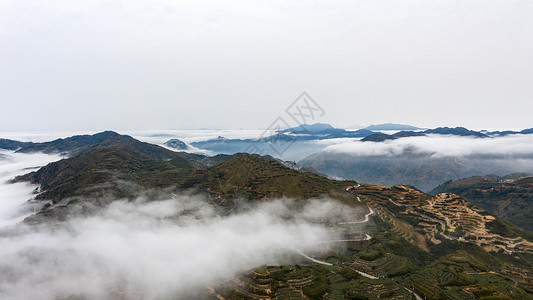 云雾环绕的山峰背景图片