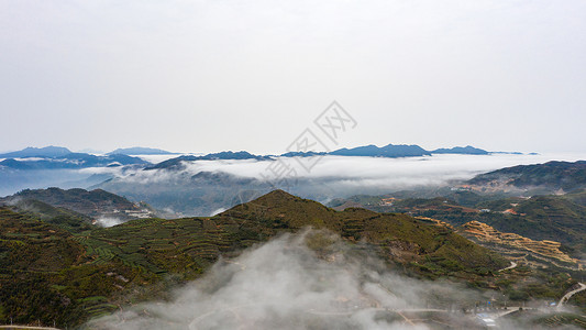 云雾环绕的山峰背景图片