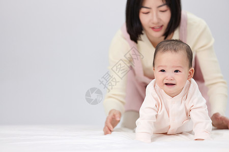 月嫂呵护婴儿照顾宝宝背景图片