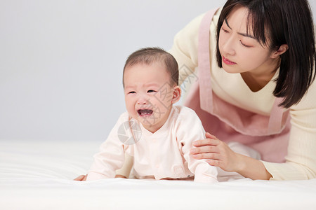 安抚哭泣婴儿的月嫂图片