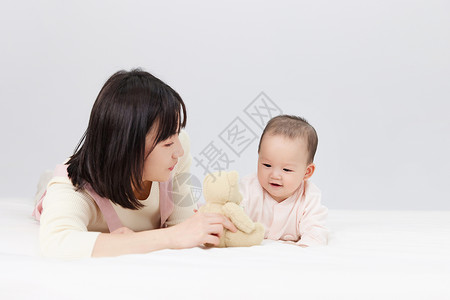 月嫂与新生婴儿宝宝玩耍引逗亲切高清图片素材