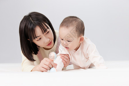 月嫂与新生婴儿宝宝玩耍背景图片