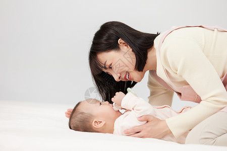 月嫂与小宝宝温馨互动婴幼儿高清图片素材