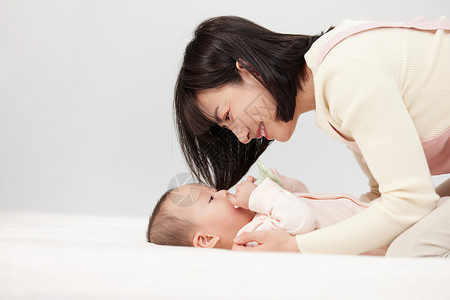 月嫂与婴儿宝宝玩耍背景图片