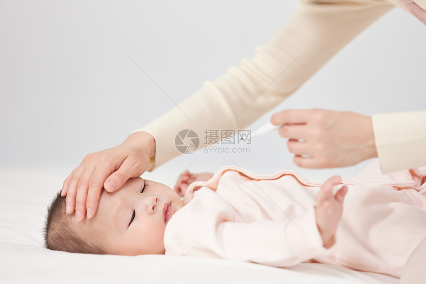 生病发烧的婴儿小宝宝图片