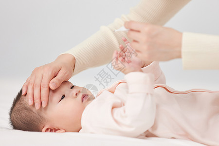测量瓶生病难过的新生儿小宝宝背景