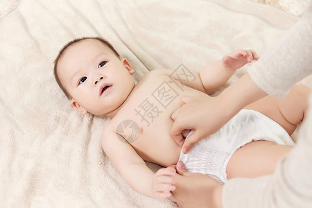 四肢麻痹给婴儿宝宝伸展四肢按摩背景