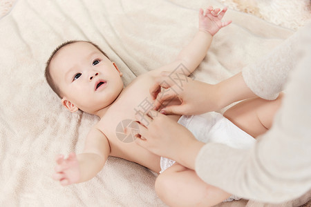 宝宝咬人伸展四肢按摩的小宝宝抚触背景
