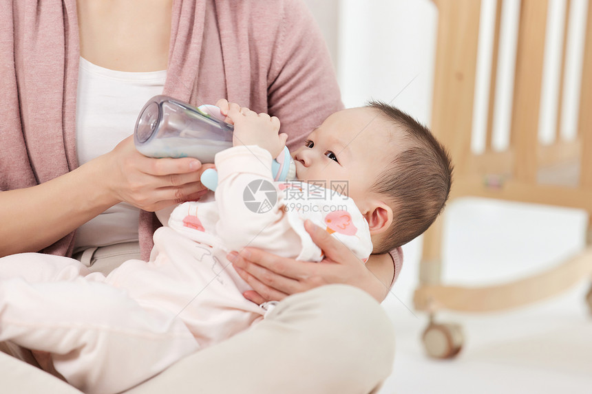 喝奶的婴儿小宝宝图片