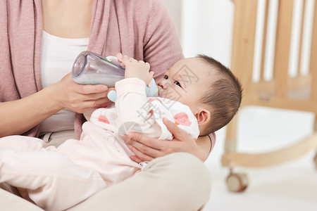 婴儿摇椅喝奶的婴儿小宝宝背景