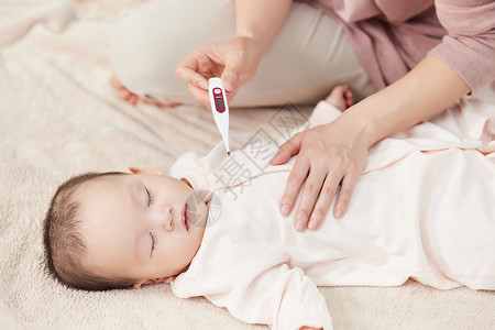 婴幼儿疾病用体温计帮新生儿宝宝测量体温背景