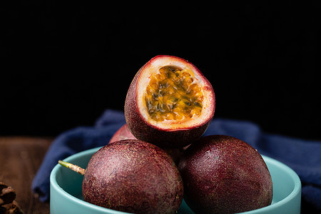 紫果西番莲热带水果百香果美食摄影图片背景