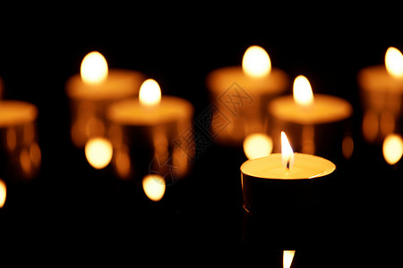 祈福祝福燃烧的蜡烛高清图片