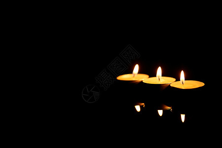 黑色背景燃烧的蜡烛背景图片
