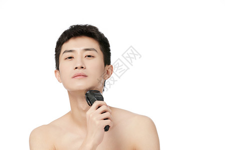 男青年使用电动剃须刀图片