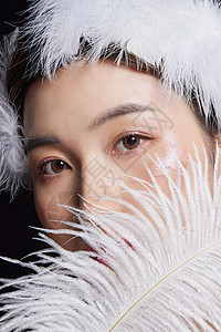 创意女性羽毛妆面造型背景图片