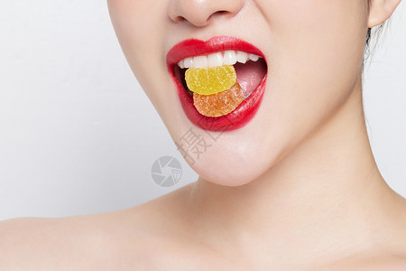 女性唇部吃糖特写背景