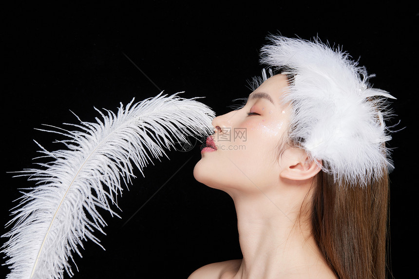 创意女性羽毛妆面造型图片