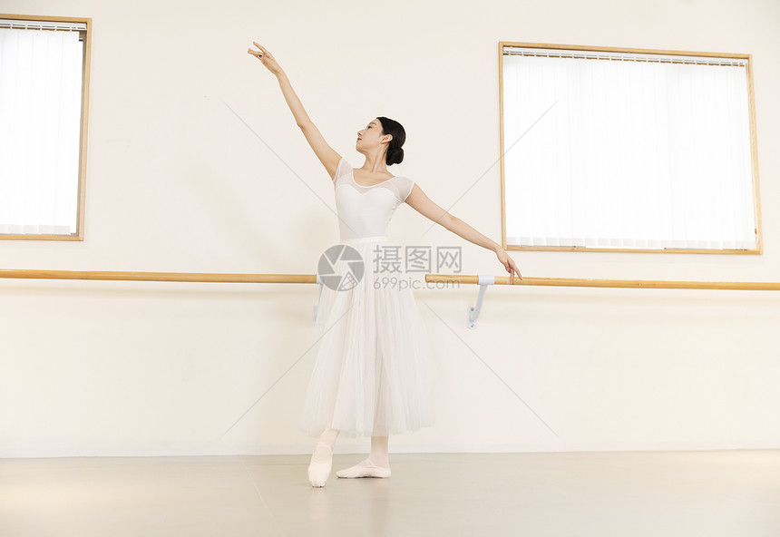 跳芭蕾舞的年轻女性图片
