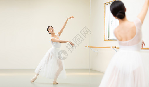 芭蕾舞老师面对着镜子练习舞蹈高清图片