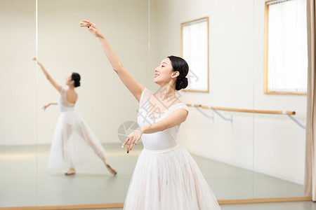 芭蕾舞老师面对着镜子练习舞蹈高清图片