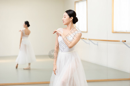 舞蹈镜子芭蕾舞老师面对着镜子练习舞蹈背景