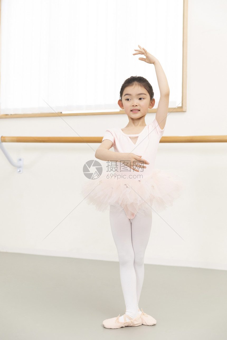 跳芭蕾舞的可爱小女孩形象图片