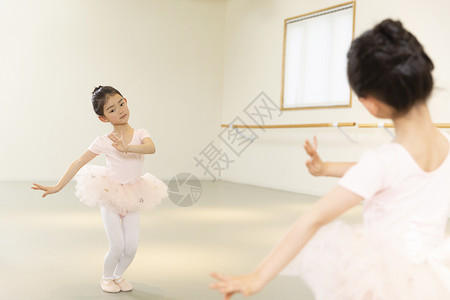 少儿模特培训舞蹈室练习芭蕾舞的小女孩背景