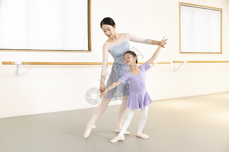 卡通女孩跳芭蕾舞蹈老师指导小女孩跳芭蕾舞背景