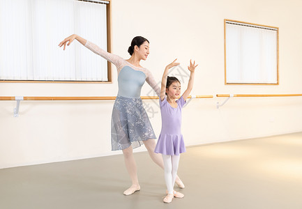 优美人像舞蹈老师指导小女孩跳芭蕾舞背景