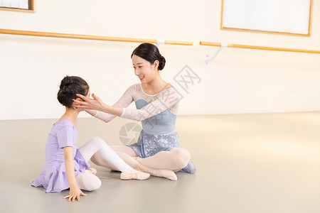 舞蹈老师与学生相伴背景图片