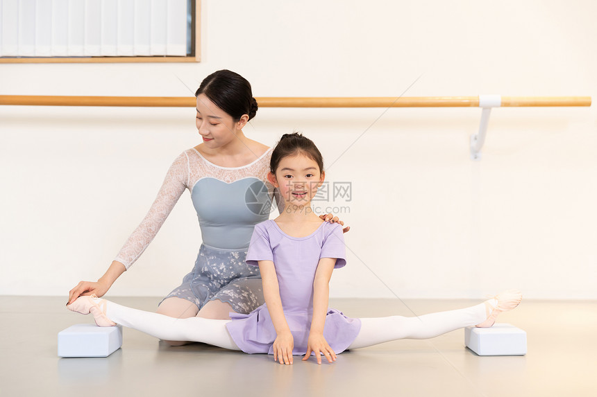 舞蹈老师教小女孩跳芭蕾舞图片