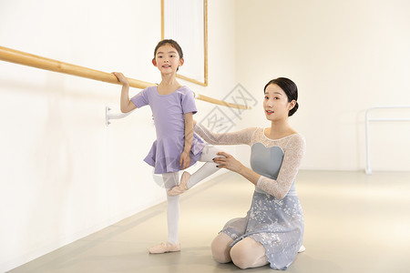 芭蕾舞老师纠正小女孩芭蕾舞动作图片