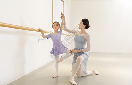 芭蕾舞老师纠正小女孩芭蕾舞动作高清图片