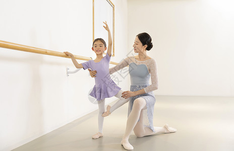 芭蕾舞老师纠正小女孩芭蕾舞动作高清图片