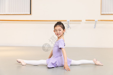 一字马瑜伽女孩舞蹈室练习芭蕾舞的小女孩背景