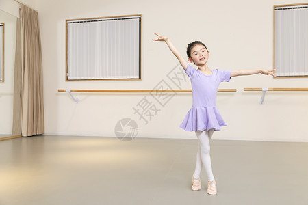 芭蕾舞培训舞蹈室练习芭蕾舞的小女孩背景