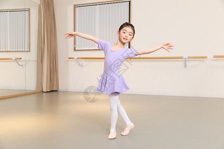 儿童跳舞素材舞蹈室练习芭蕾舞的小女孩背景