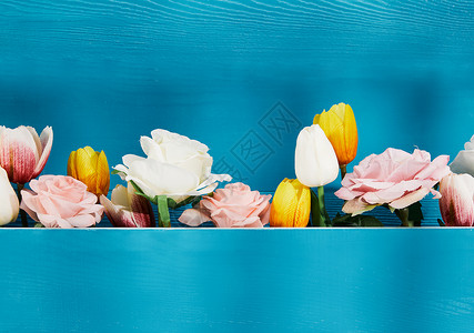 满是鲜花的蓝色背景板背景图片