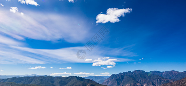 拍摄于云南丽江晴空五彩祥云背景图片