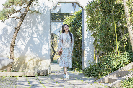 街拍小萝莉美女大学生一个人旅行逛公园背景