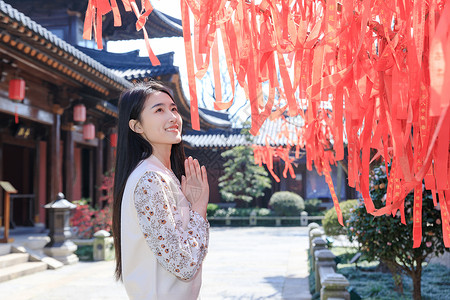 许愿少女美女大学生一个人旅行逛寺庙祭拜背景