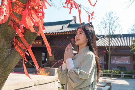 祭拜女孩美女大学生一个人旅行逛寺庙祭拜背景