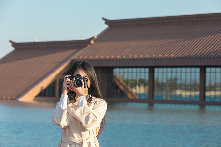 美女大学生一个人旅行拍照高清图片