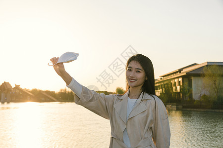 美女大学生旅行摘掉口罩图片