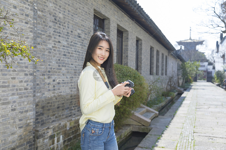 美女大学生一个人旅行拍照图片