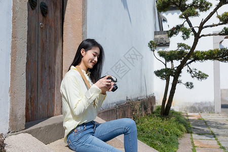 美女大学生一个人旅行拍照背景图片