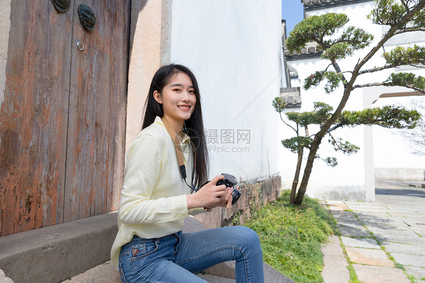 美女大学生一个人旅行拍照图片