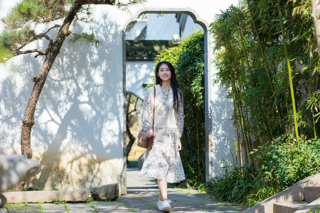 美女大学生旅行春游图片